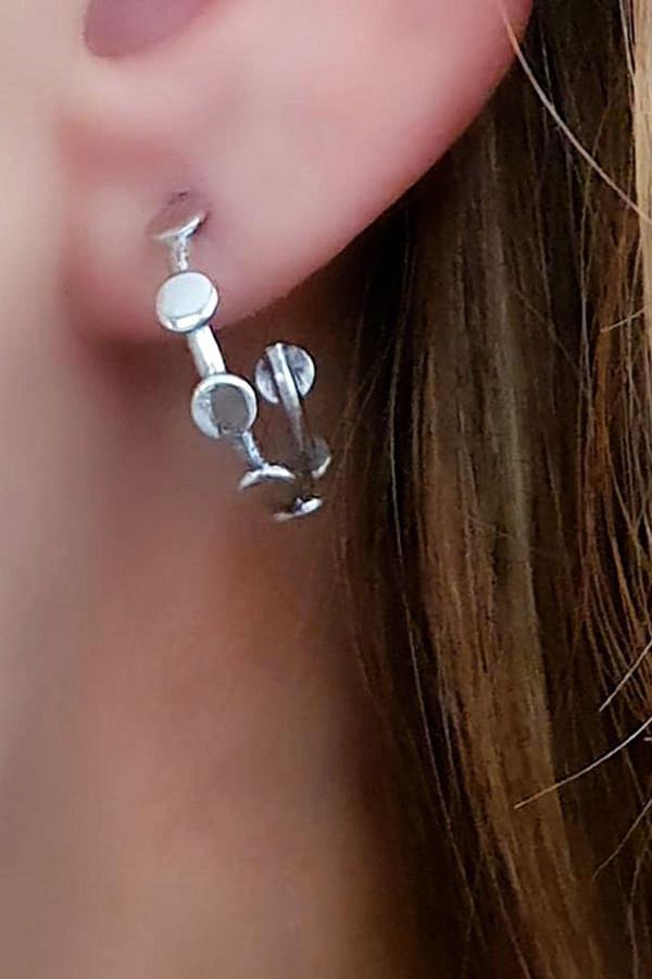 925 ayar gümüş pullu yarım halka küpe - Image 1