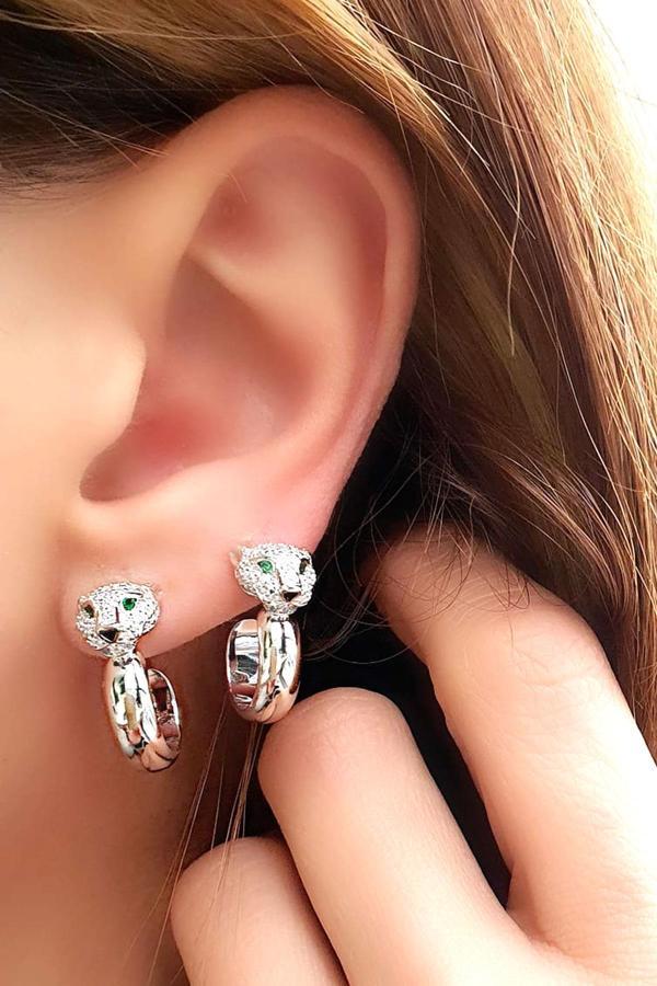 Pırlanta Parlaklığında Zirkon Taşlı 925ayar Gümüş Üzerine Beyaz Altın Kaplama İtalyan Tasarımı Kaplan Yarım Halka Küpe  - Image 1