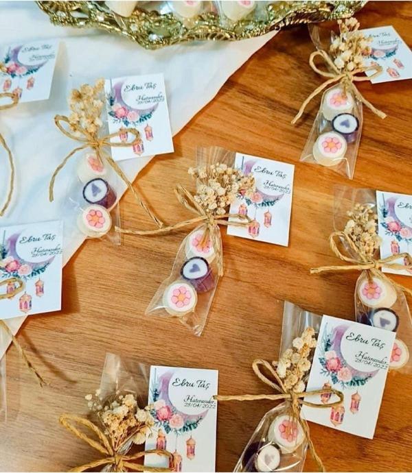 Şekerci Yaşar 3'Lü Pembe Çiçek Temalı Doğum Günü, Babyshower, Düğün, Sünnet, Mevlüt, Yaş Günü Şeker, 50 Adet - Image 1