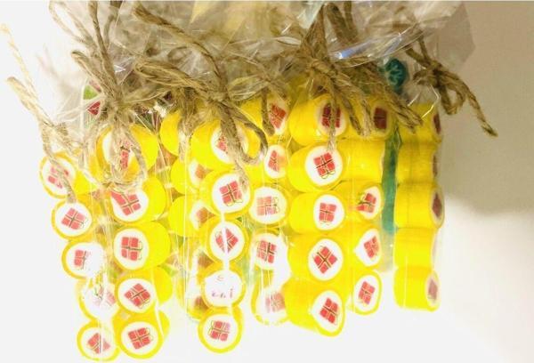 Şekerci Yaşar Hediye Çantası Desenli Yılbaşı Özel Parmak Şeker 50 Adet - Image 1