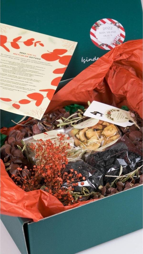 Guruyemiş Box &#34;Mutluluk&#34; Sevgili Doğum Günü Hediye Seti Kırmızı Okaliptüs Kapı Çelenk Kuru Meyve Kuruyemiş - Image 1