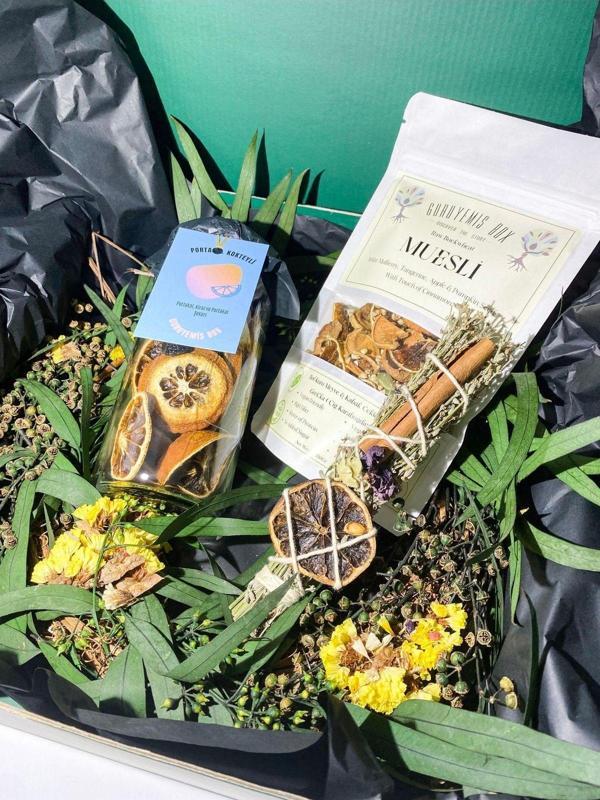 Guruyemiş Box Sevgililer Günü Doğum Günü Özel Mutluluk Hediye Kutusu Set9 Çelenk, Meyveli Müsli, Portakal Kokteyl - Image 1