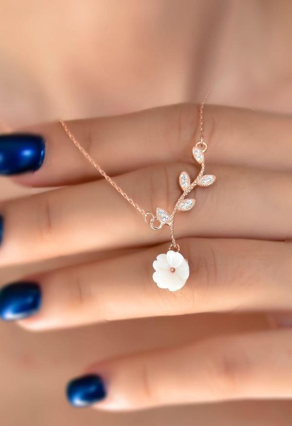925 Ayar Gümüş Rose Kaplama Taşlı Manolya Çiçeği Kadın Kolye - Image 1