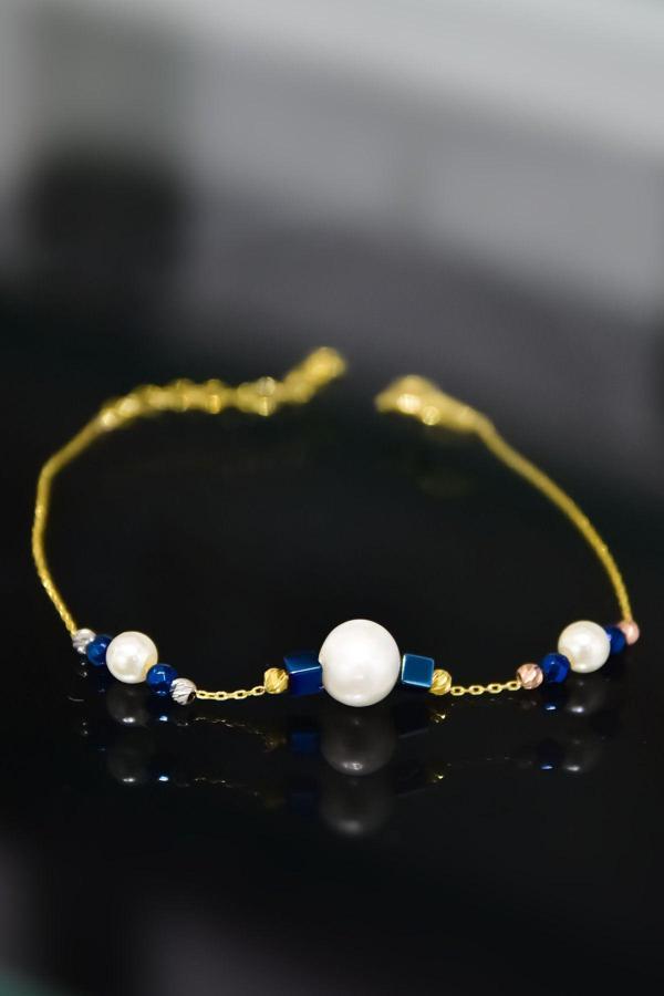 925 Ayar Gümüş Gold Kaplama Lacivert Küp Boncuklu, Büyük Incili Dorika Toplu Bileklik - Image 1