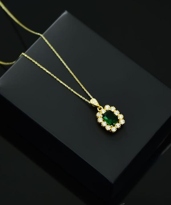 925 Ayar Gümüş Gold Kaplama Yeşim Renkli Taş Tepelikli Kare Tasarım Kolye - Image 1