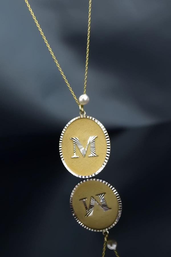 925 Ayar Gümüş Gold Rodyum Kaplama Incili M Harf Plaka Kolye - Image 1