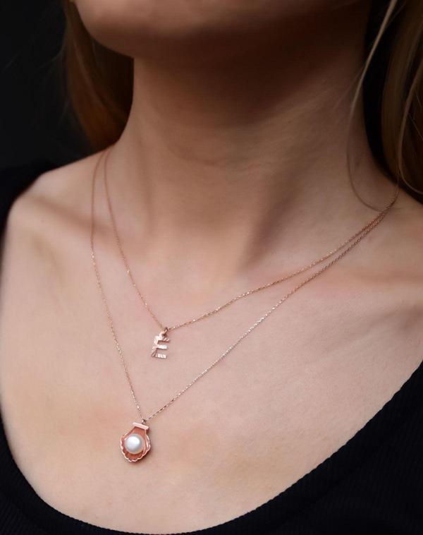 925 Ayar Gümüş Rose Kaplama Asansörlü Inci Taşlı Istiridye Kristal Kesim E Harf Kolye - Image 1