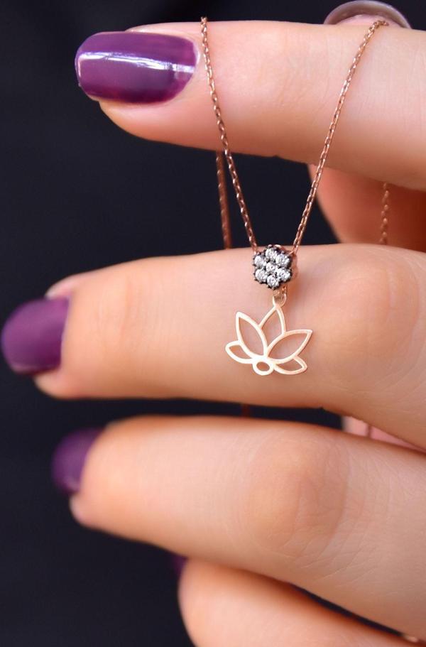 925 Ayar Gümüş Rose Kaplama Elmas Montürlü Lotus Kolye - Image 1