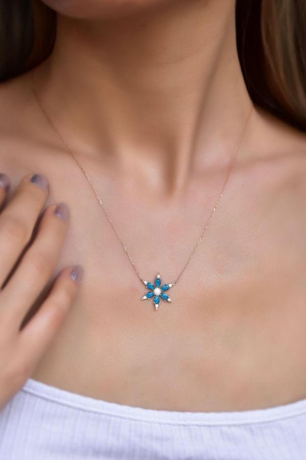 925 Ayar Gümüş Rose Kaplama Mavi Mineli Kamelya Çiçeği Kolye - Image 1