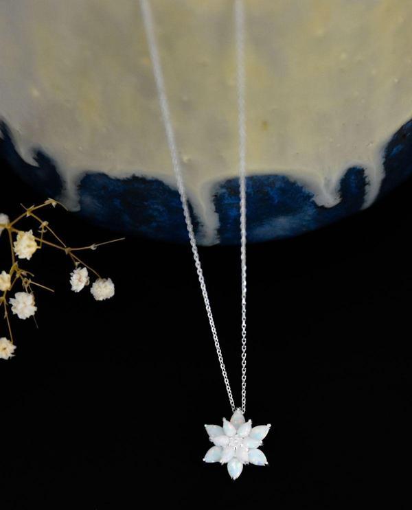 925 Ayar Rodyum Kaplama Kadın Beyaz Opal Taşlı Lotus Çiçeği Gümüş Kolye - Image 1