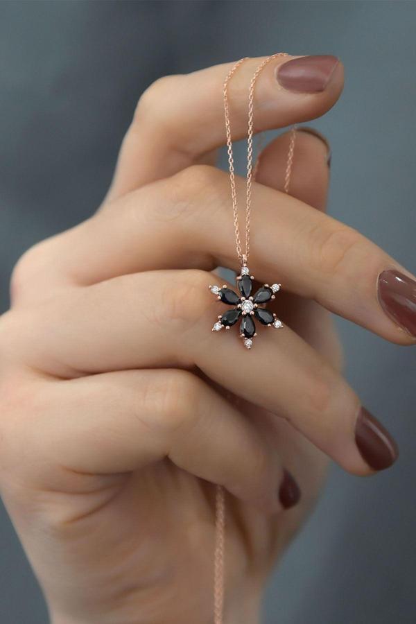 925 Ayar Gümüş Siyah Taşlı Kamelya Çiçeği Kadın Kolye - Image 1