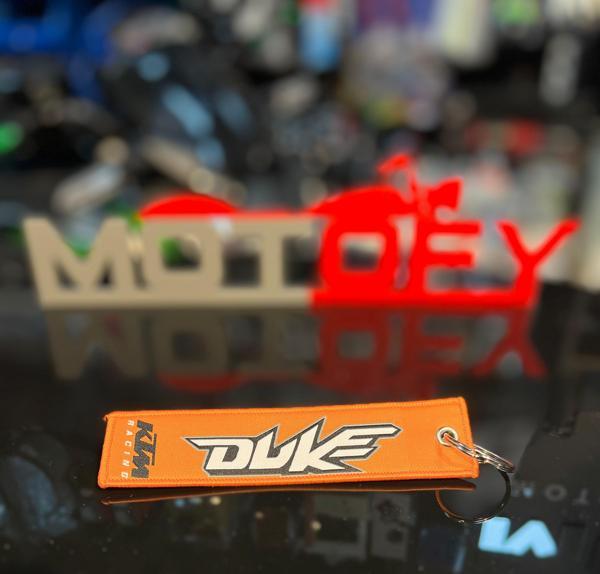 DUKE ÖRME KUMAŞ DOKUMA ANAHTARLIK 11,5X3CM - Image 1