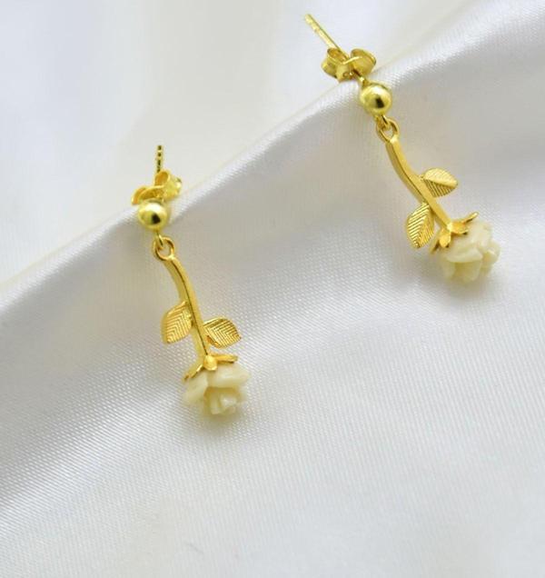 925 Ayar Gümüş Altın Kaplama Beyaz Gül Model Çivili Kadın Küpe - Image 1