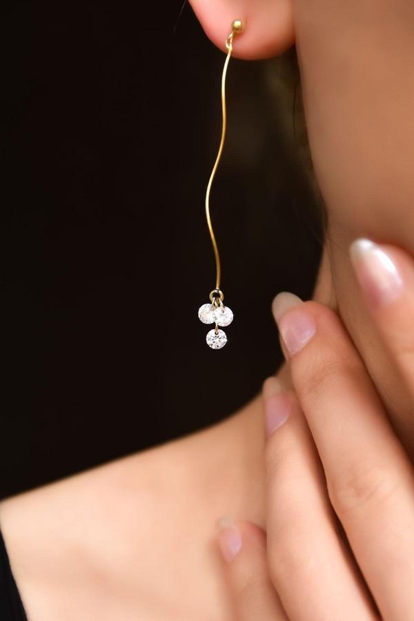 925 Ayar Gümüş Gold Kaplama Zirkon Taşılı Dalgalı Zincir Sallantılı Küpe - Image 1