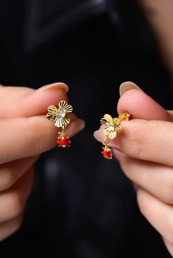 925 Ayar Gümüş Gold Kaplama Kristal Kesim Uğur Böcekli Frezya Çiçeği Küpe - Image 1