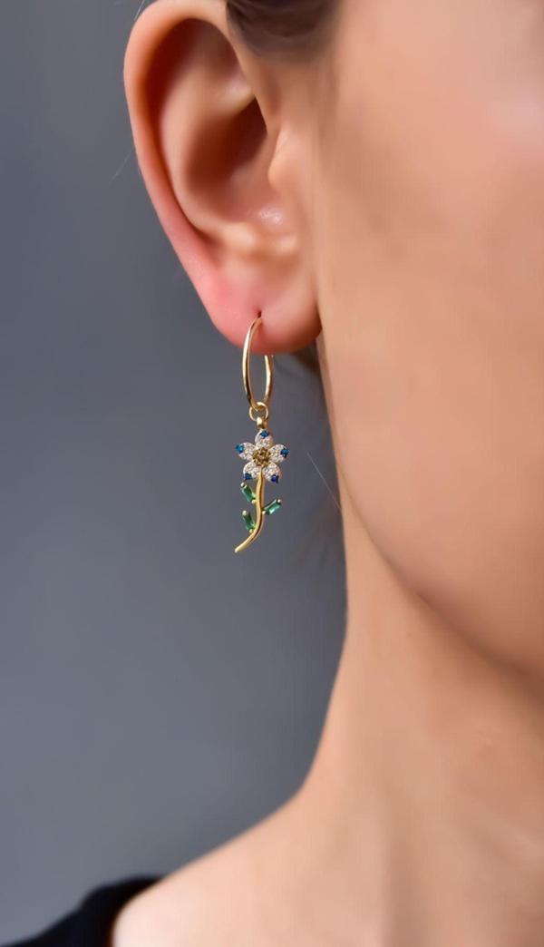 925 Ayar Gümüş Gold Kaplama Mavi Taşlı Papatya Küpe - Image 1