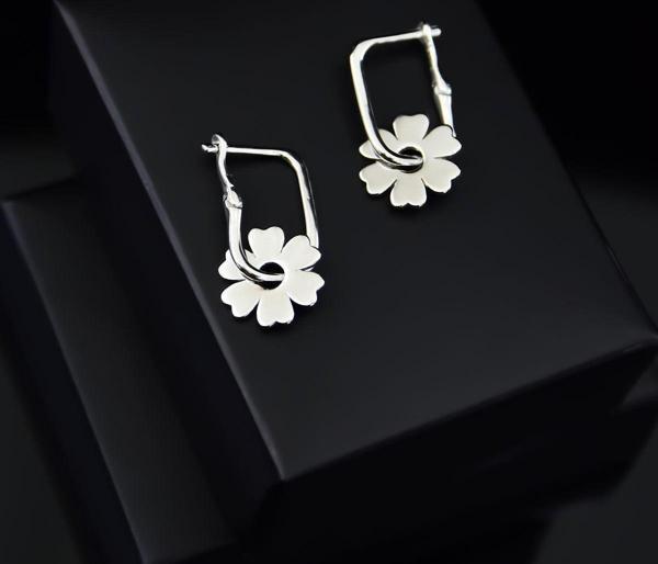 925 Ayar Gümüş Rodyum Kaplama Çiçek Halka Küpe - Image 1