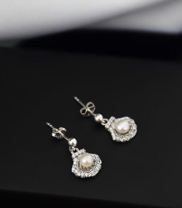 925 Ayar Gümüş Rodyum Kaplama Deniz Kabuğu Inci Çivili Küpe - Image 1