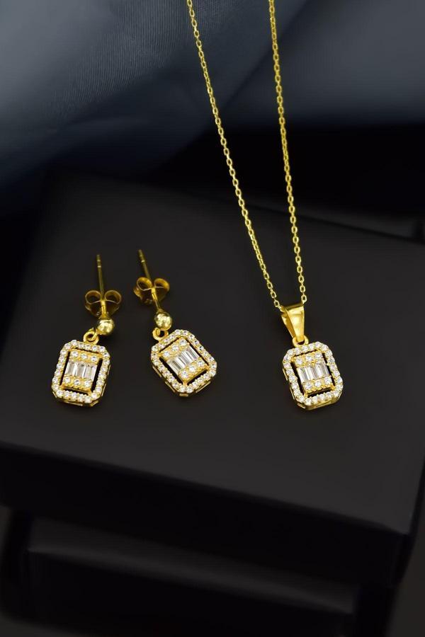 925 Ayar Gümüş Gold Kaplama Zirkon Baget Taşlı Çivili Küpe Ve Tepelikli Baget Kare Taş Kolye Set - Image 1