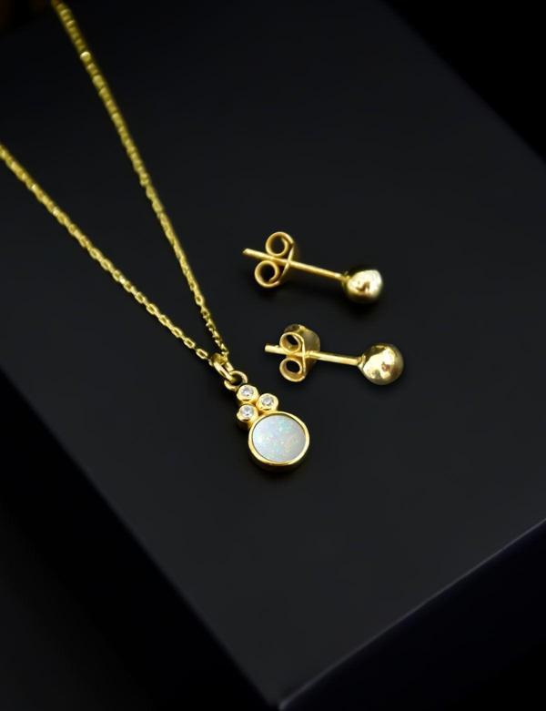 925 Ayar Gümüş Gold Kaplama Beyaz Opal Yuvarlak Kolye Ve Çivili Top Küpe Set - Image 1