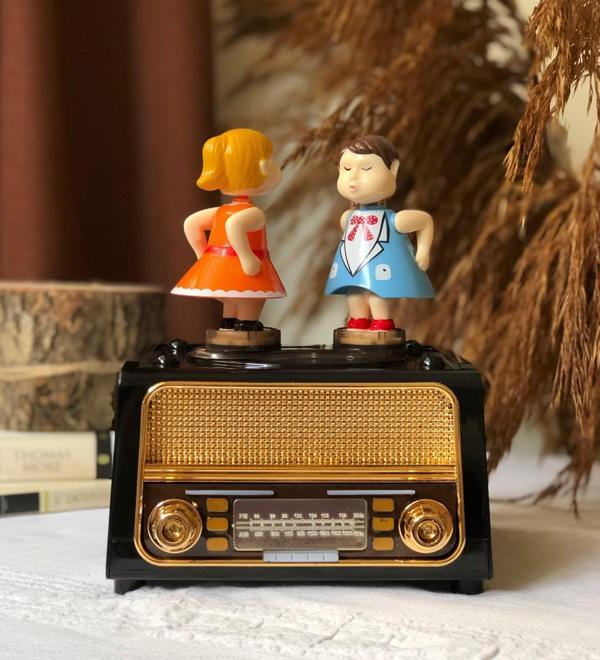 Hediyebiziz Hareket Eden Ve Öpüşen Çift Nostaljik Müzik Ve Takı Kutusu - Image 1