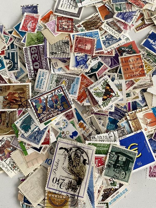 Damgalı Dünya Pulu Lotu 490-550 Gram - Yabancı Posta Pulu  - Image 1