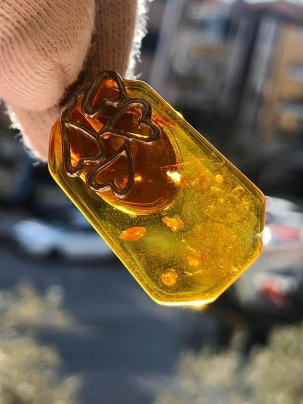 Doğal Kaya Damla Kehribar Kolye Ucu Gümüş Aparatlı 5,59 Gram - Image 1