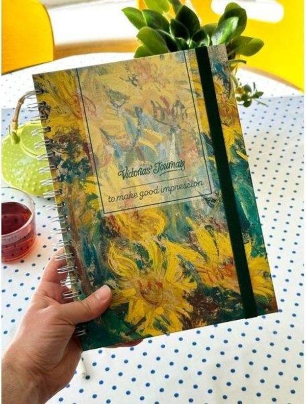 Victorias Journals Sert Kapak Spiralli Defter Lastikli 20x28 cm 90 gr . 120 yap. +40 Çiz.+40 Nokt - Image 1
