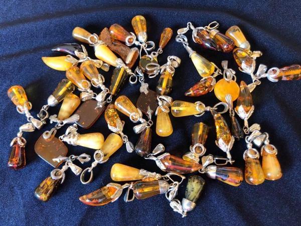 Doğal Kaya Damla Kehribar Silindirik Kolye Ucu Gümüş Aparatlı 1-2 Gram (Model 4) - Image 1