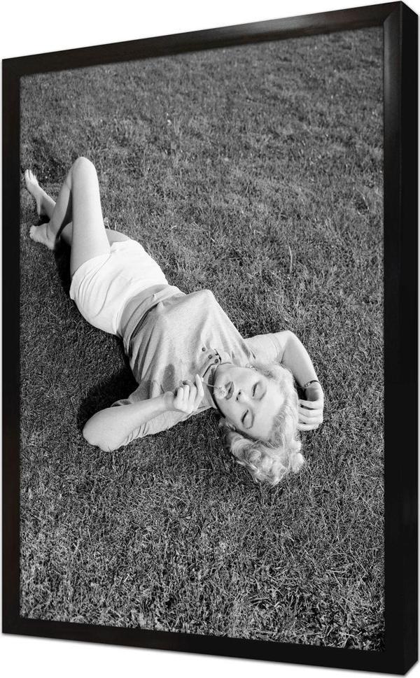 Tablosan Marilyn Monroe Yerde Uzanırken Çerçeveli Mdf Tablo - Image 1
