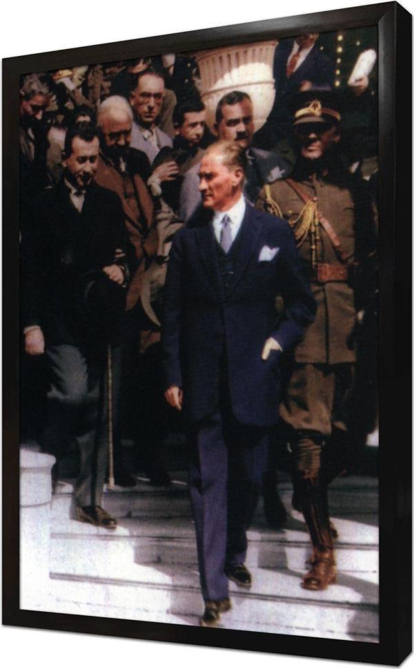 Tablosan Atatürk Merdivenlerden Inerken Çerçeveli Mdf Tablo - Image 1