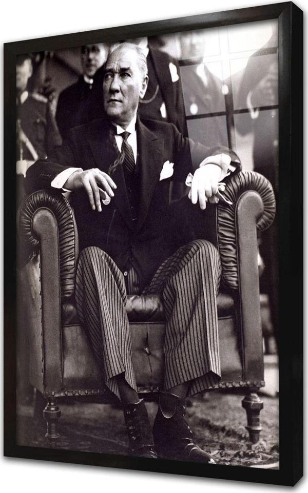 Tablosan Atatürk Otururken Çerçeveli Cam Tablo - Image 1