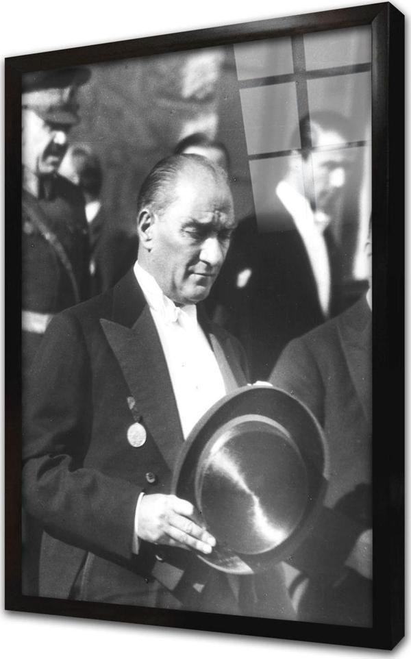 Tablosan Atatürk Merdivenlerden Inerken Çerçeveli Cam Tablo - Image 1