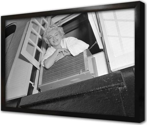 Tablosan Marliyn Monroe Beyaz Bornozuyla Çerçeveli Cam Tablo - Image 1