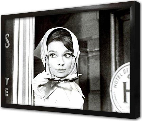 Tablosan Siyah Beyaz Audrey Hepburn Çerçeveli Cam Tablo - Image 1