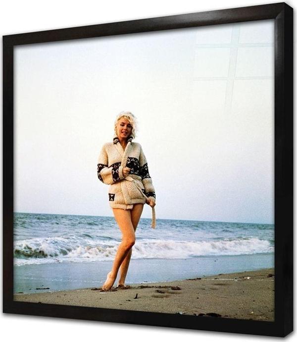 Tablosan Marliyn Monroe Sahil Kenarındayken Çerçeveli Cam Tablo - Image 1