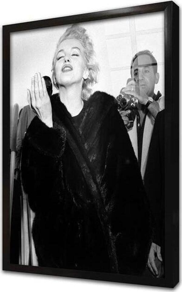 Tablosan Marliyn Monroe Kürkü Ile Siyah Beyaz Çerçeveli Cam Tablo - Image 1