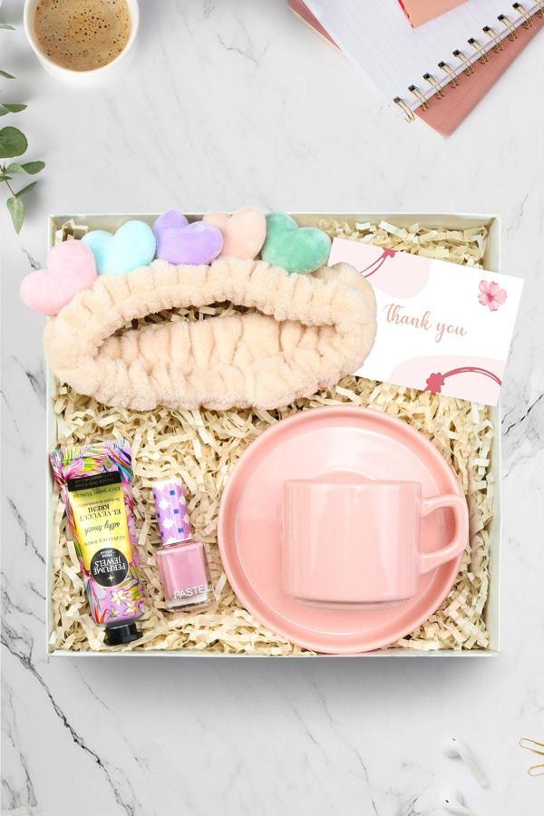 Trendmiya Pembe Fincan & Eyüp Sabri Tuncer El Kremi & Pastel Oje & Peluş Saç Bandı Hediye Seti - Image 1