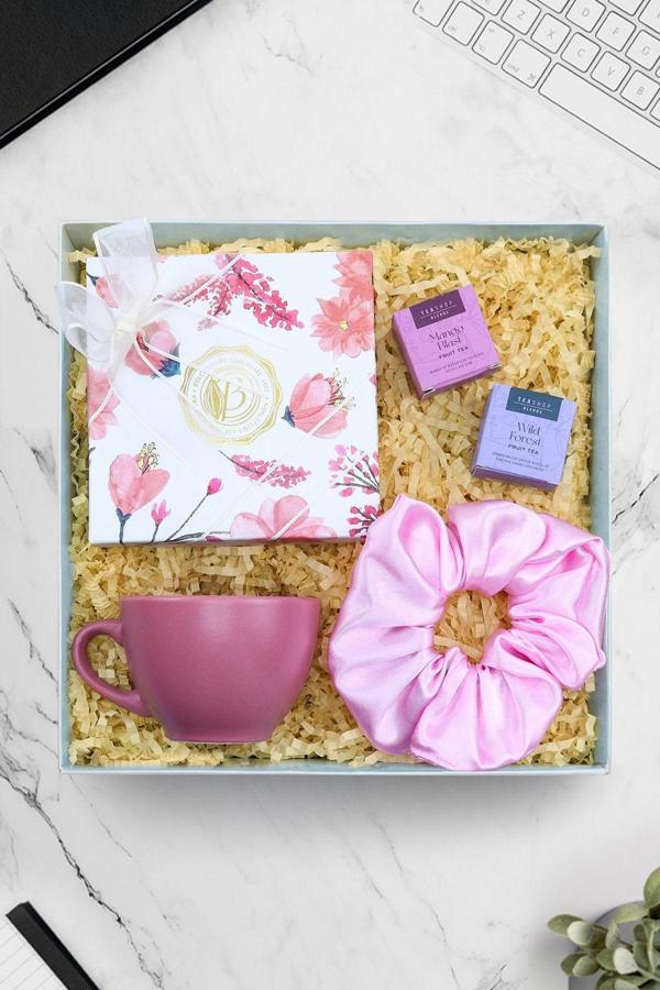 Trendmiya 100Gr Spesiyal Çikolata & Teashop 2'Li Bitki Çayı & Saten Toka & Pembe Fincan Hediye Seti - Image 1