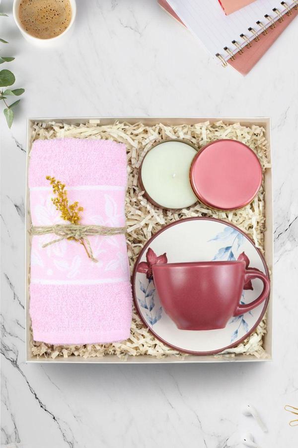 Trendmiya Pembe Metal Kutulu Mum & El Ve Yüz Havlusu & Bordo Çay Ve Kahve Fincanı Hediye Seti - Image 1