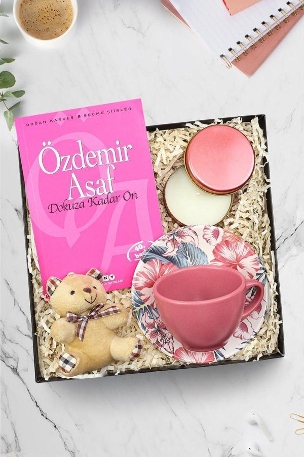 Trendmiya Pembe Metal Mum & Pembe Fincan & Ayıcık Anahtarlık & Özdemir Asaf - Dokuza Kadar On Hediye Seti - Image 1