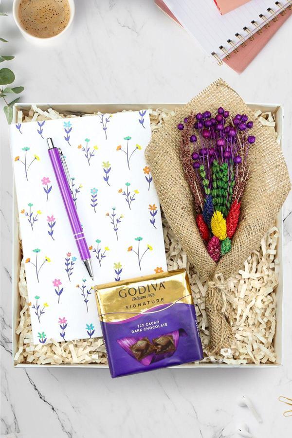 Trendmiya Beyaz Çiçekli Defter & Mor Tükenmez Kalem & Godiva & Kurutulmuş Çiçek Buketi Çikolata Hediye Seti - Image 1