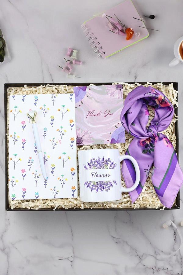Trendmiya Beyaz Çiçekli Tasarım Defter & Diamond Kalem & Tasarım Kupa & Mor Fular Hediye Seti - Image 1