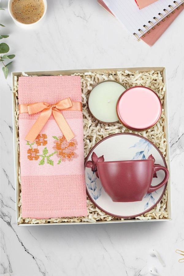 Trendmiya Bordo Çay Ve Kahve Fincanı & Pembe Metal Kutulu Mum & Mutfak Havlusu Hediye Seti - Image 1