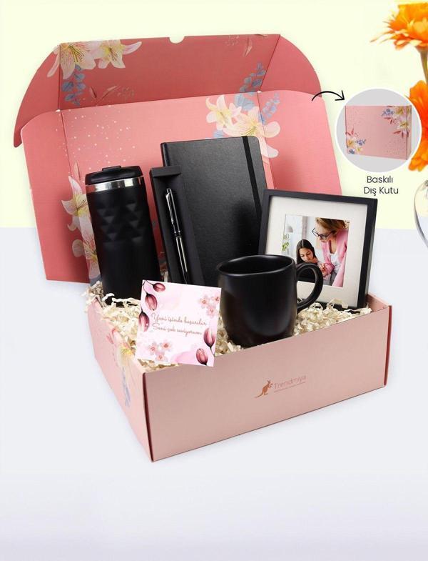 Trendmiya Pembe Çiçekli Kilitli Kutusunda Çelik Termos & Roller Kalem & Defter & Çerçeve & Kupa Hediye Seti - Image 1