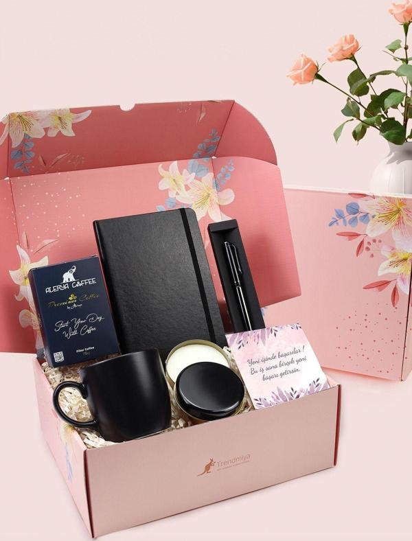Trendmiya Pembe Çiçekli Kilitli Kutusunda Defter & Roller Kalem & Filtre Kahve & Kupa &  Mum Hediye Seti - Image 1