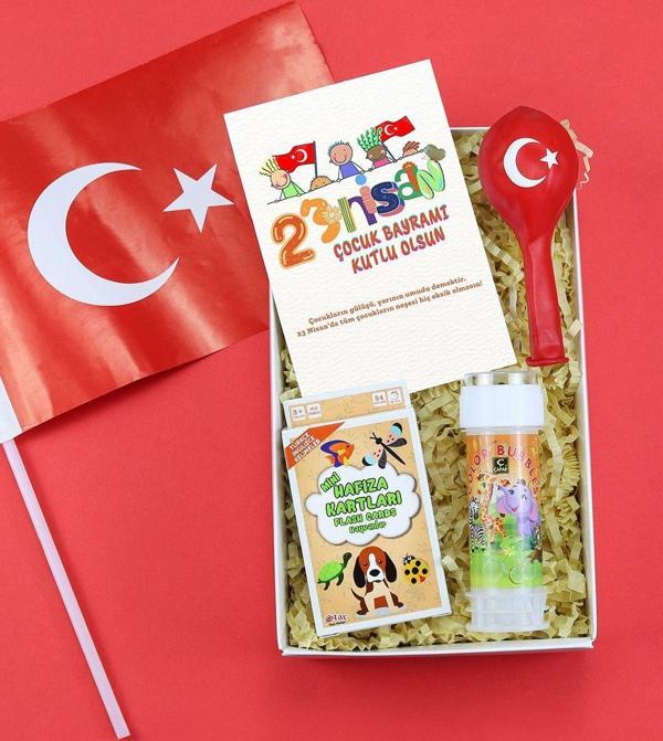 Trendmiya Türk Bayrağı & Türk Bayraklı Balon & Köpük Baloncuk & Mini Hafıza Kartları Hediye Seti - Image 1