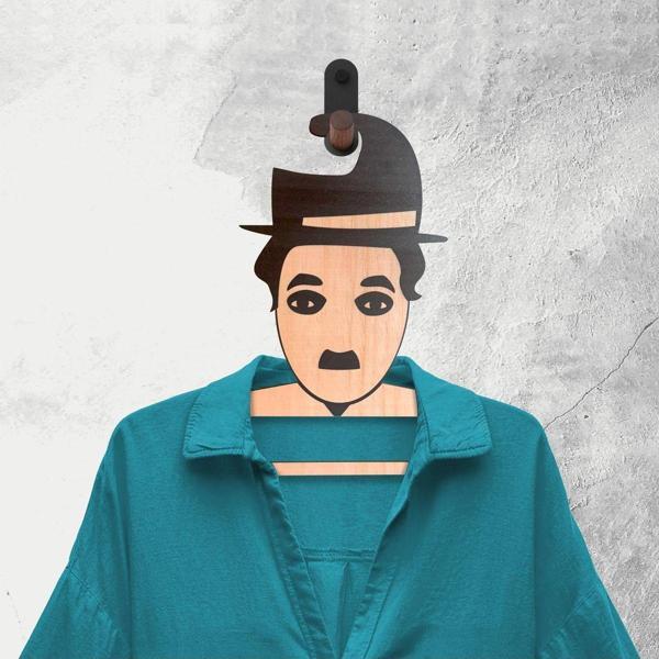 C CHAPLIN DİJİTAL BASKILI BUTİK AHŞAP ELBİSE ASKISI - Image 1