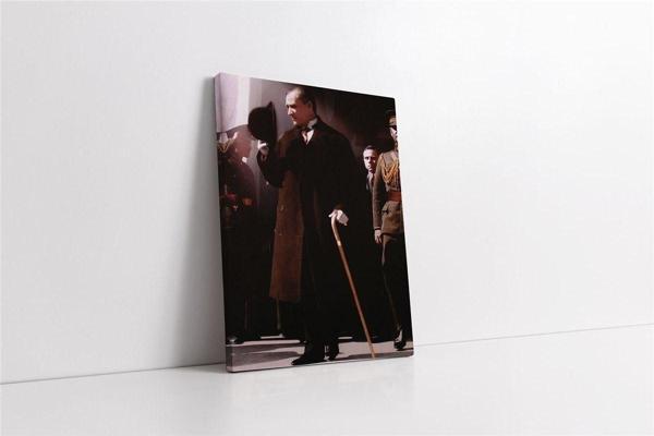 Tablosan Atatürk Şapkasıyla Selam Verirken Kanvas Tablo - Image 1