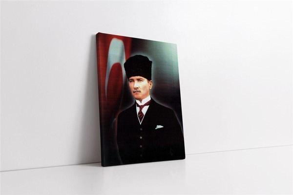 Tablosan Bayrak Önünde Kalpaklı Atatürk Kanvas Tablo - Image 1
